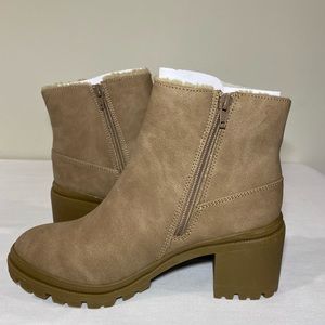 Jellypop Women’s York Boots Size 7, Color Sand Nubuck